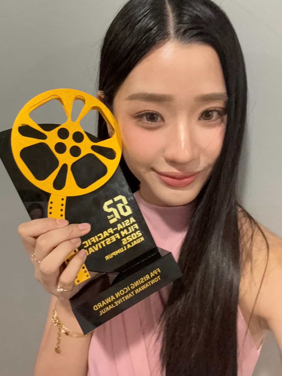 satrdaysdrip's tweet photo. tu with her FPA Asia-Pacific Rising Icon Award <3
#tontawan #AsiaPacificFilmFestival https://t.co/2olSnRdn8U