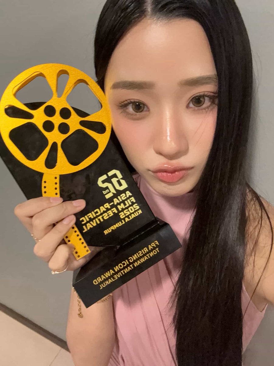 satrdaysdrip's tweet photo. tu with her FPA Asia-Pacific Rising Icon Award <3
#tontawan #AsiaPacificFilmFestival https://t.co/2olSnRdn8U