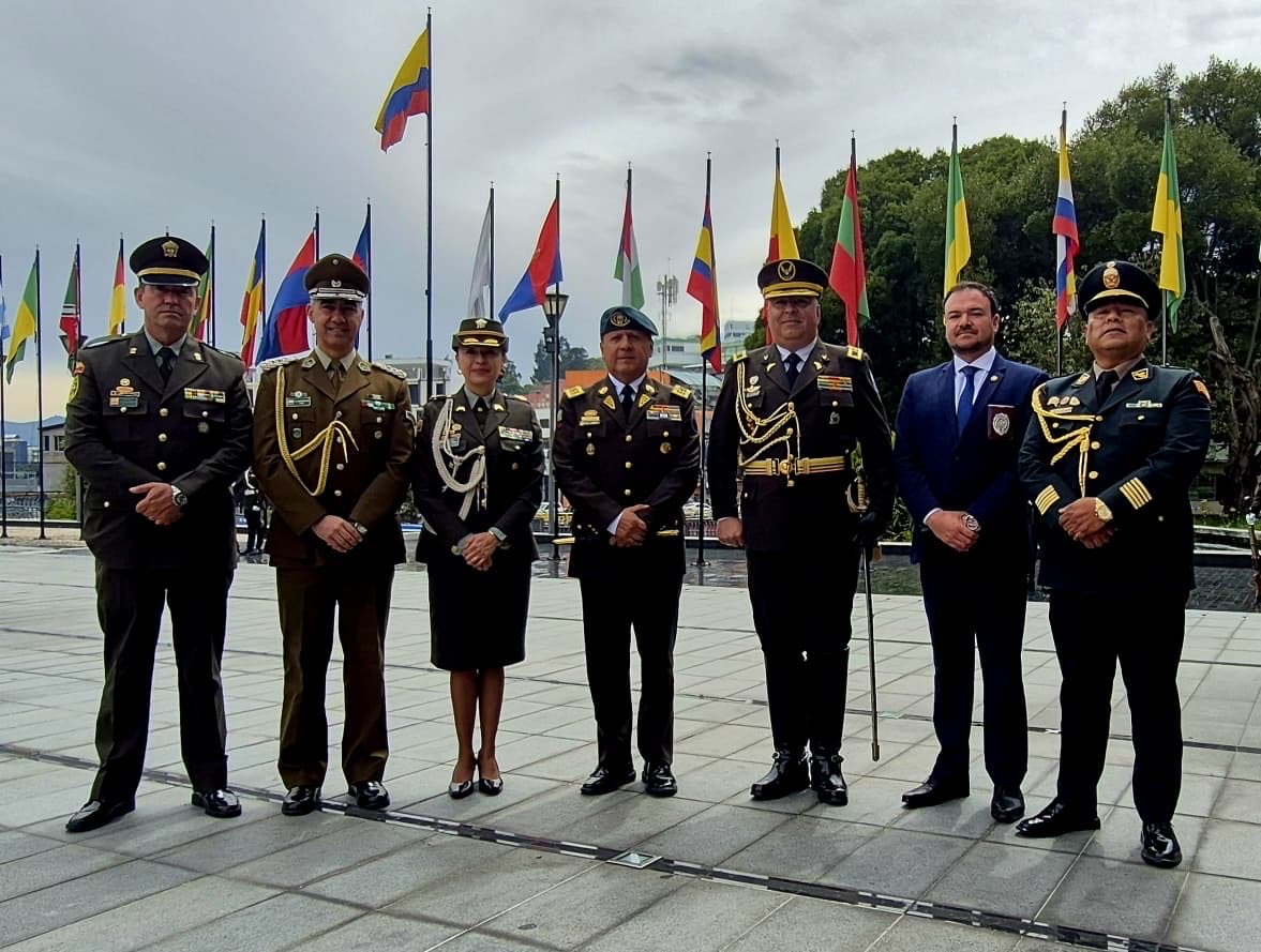 #Ecuador: El Agregado Coronel Francisco  Aravena, participó en la Sesión Solemne del Pleno de la Asamblea Nacional  por los 491 años de la fundación de  la ciudad  de Quito. Este acto fortalece los lazos históricos  de la Policía Nacional y Carabineros  de Chile.