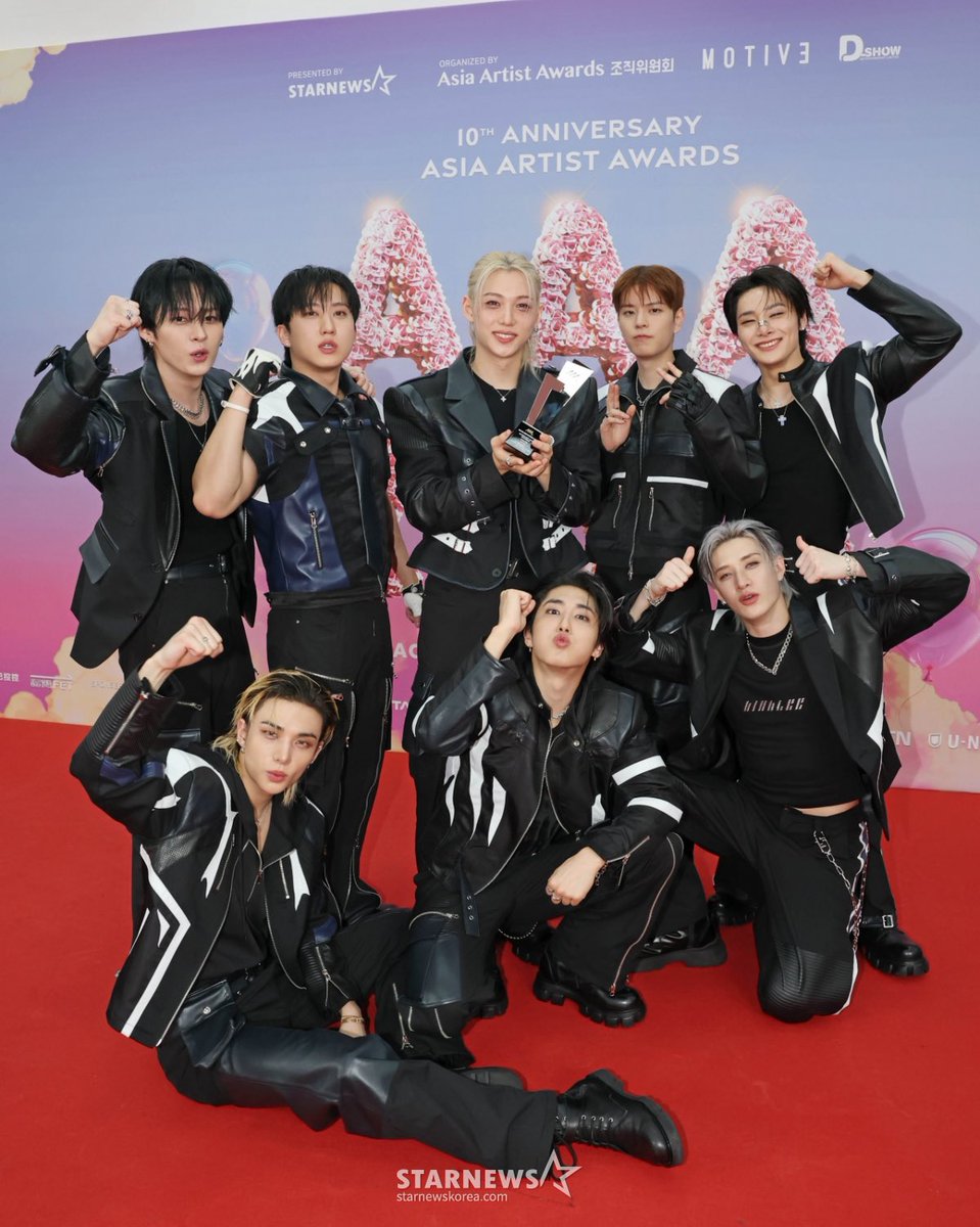 「 #INFO • 06.12.25 」
8 IS FATE! O Stray Kids ganhou 8 PRÊMIOS no Asia Artist Awards (AAA) 2025 😍

🏆 Artist of the Year (DAESANG)
🏆 Album of the Year (DAESANG)
🏆 Best Artist
🏆 Popularity Award
🏆 Best K-Pop Record
🏆 Best Producer (3RACHA)
🏆 Best Choice (Hyunjin)
🏆 Grand