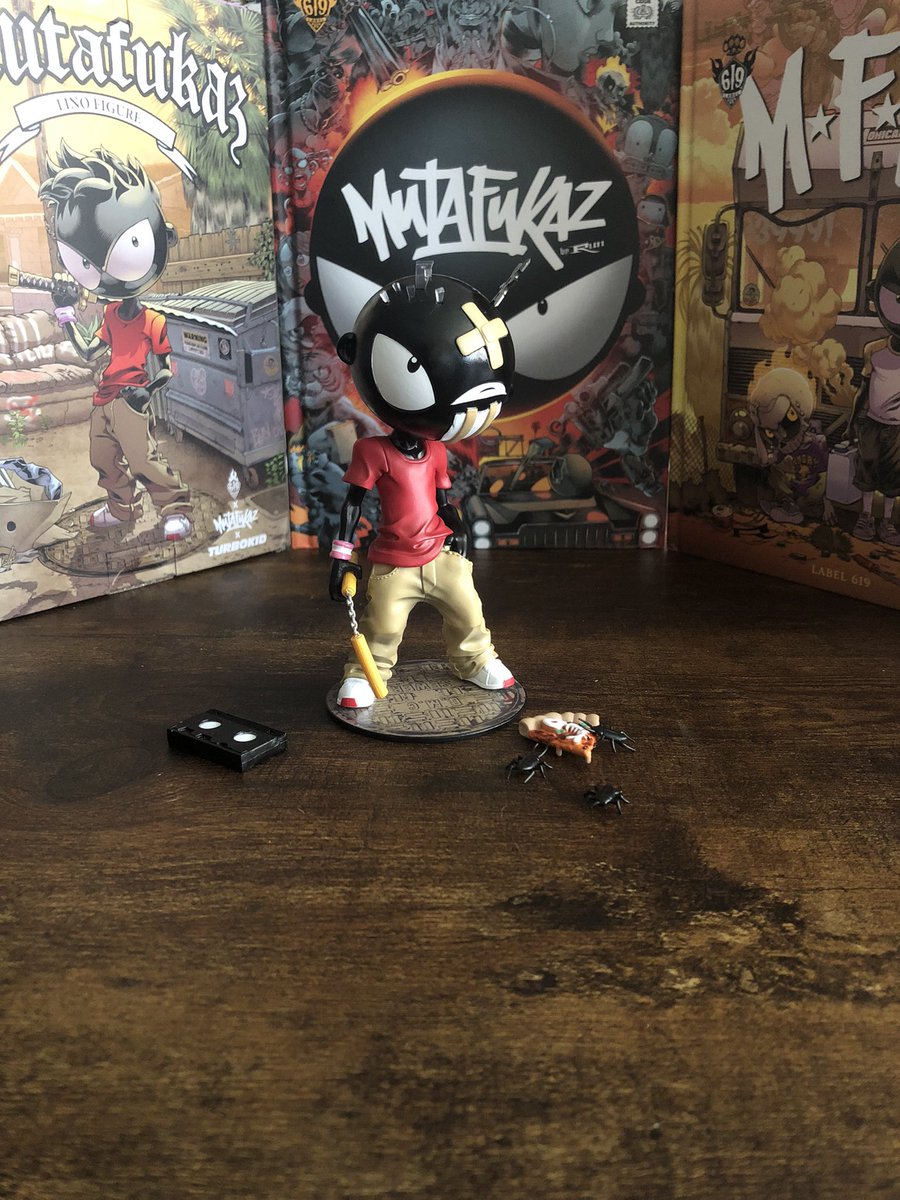 CloueThomas's tweet photo. Après un looooong moment d’attente pour sa livraison (pas merci colissimo), j’ai enfin reçu ma figurine Angelino et elle envoie du bois🤩
Bravo à https://t.co/gOxRvj2CsV et @realMutafukaz pour ce boulot magnifique 🤘🏻 https://t.co/pW5Y2qu4Ki