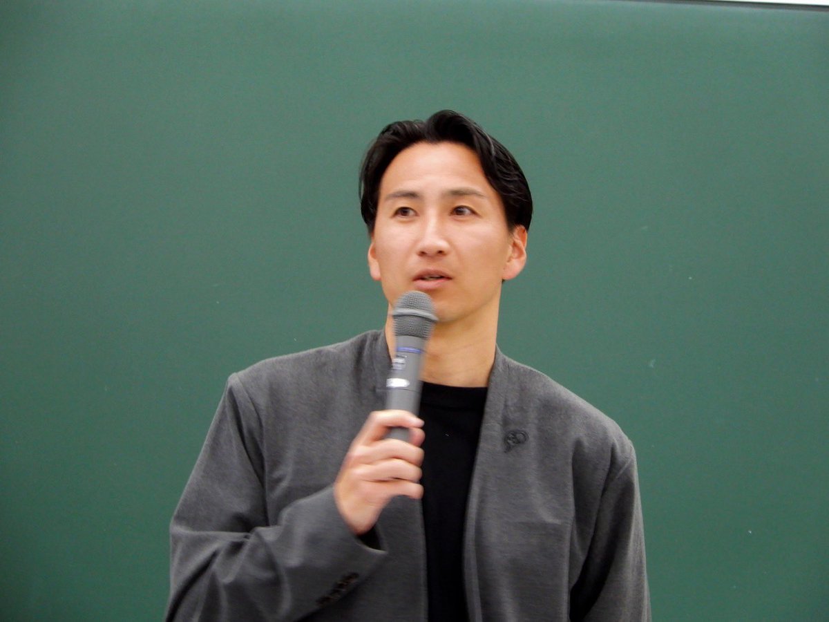yutotakeoka17's tweet photo. ご縁があり、立命館大学スポーツ健康科学部・長積仁教授の「スポーツマネジメント概論」の授業にて、特別講義を行いました。

200人近くの人数というのは現地で知りましたが。笑

偶然な縁も多々ありました。
甲府時代のサポーター。
大学の先輩の教え子。
などなど

つくづく色んな場所で縁がある。笑 https://t.co/p35vudf2MI