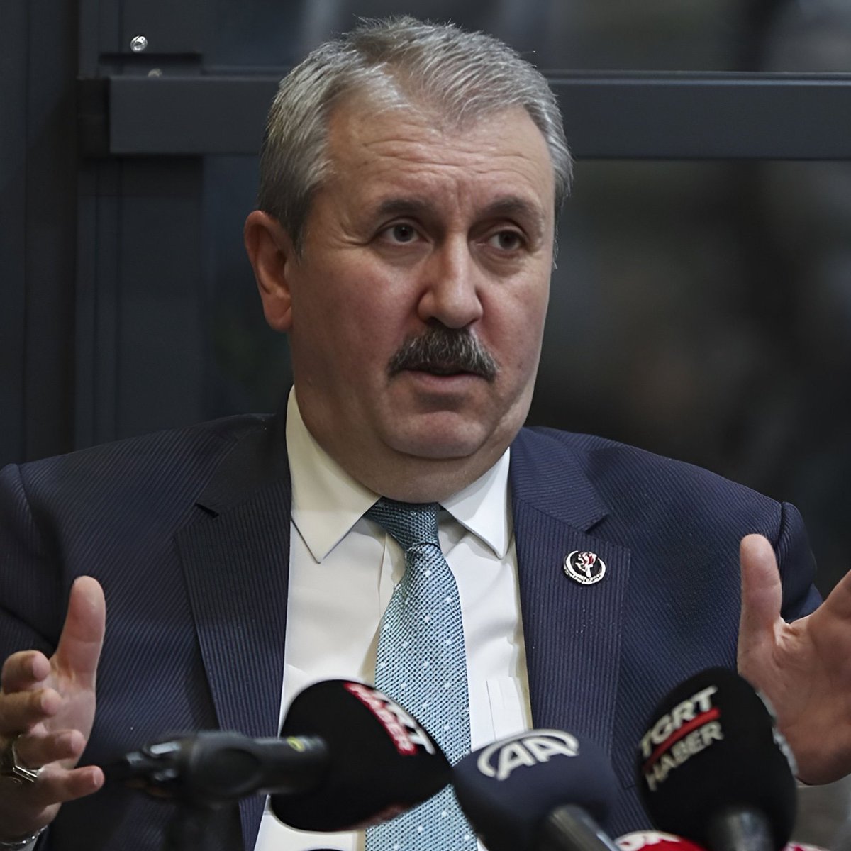 Mustafa Destici: "Kadınlar işe 1 saat geç gelmeli, 1 saat erken çıkmalı.

Erkekler 8 saat çalışıyorsa, kadınlarımız 6 saat çalışmalıdır.  

Kadınlarımız hafta sonu asla çalıştırılmamalıdır."
#MustafaDestici