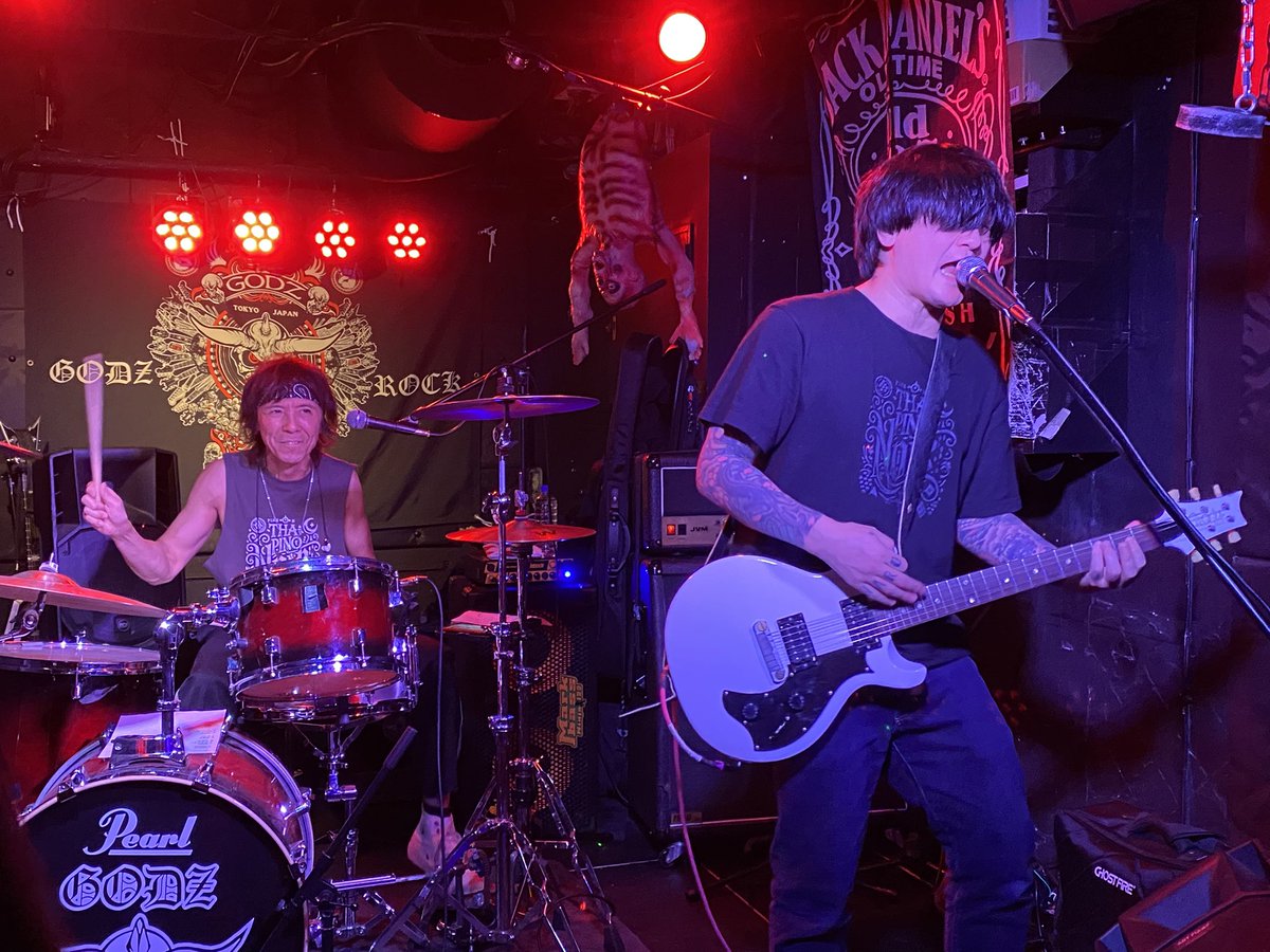 #ThaPinoNoir 

会場着いてビール🍺求めバーへ入ったらお二人を発見😄まずは挨拶😄