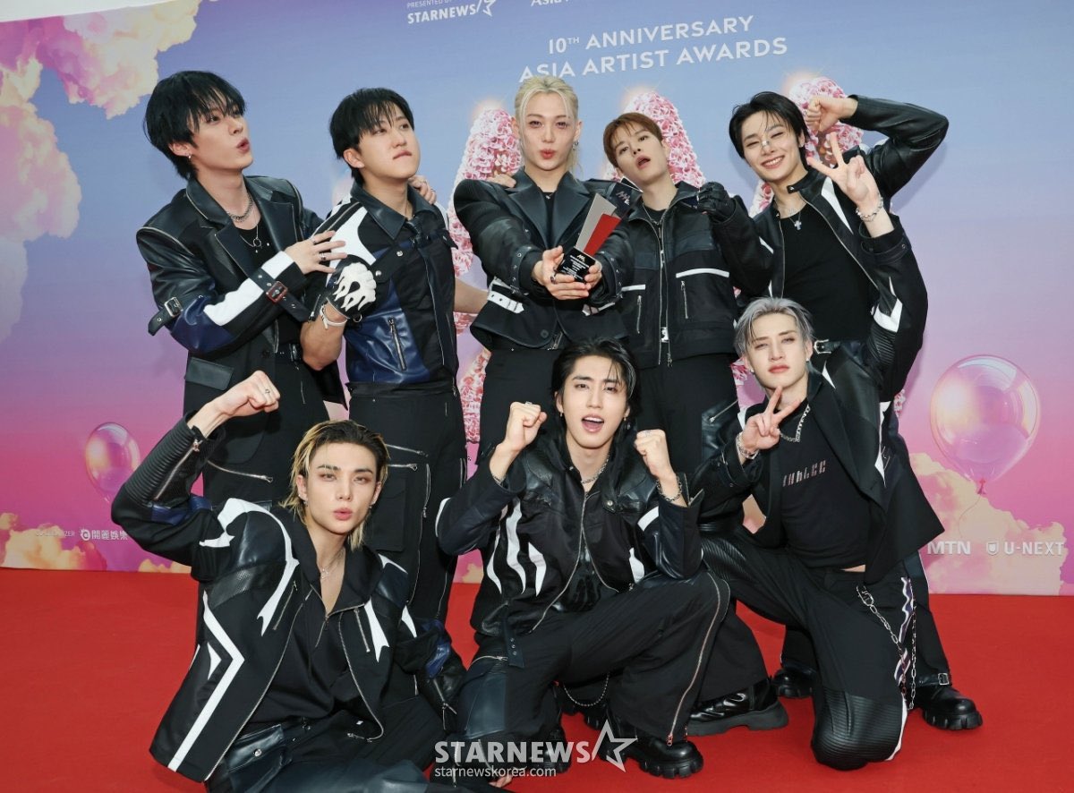 me2505's tweet photo. AAAでstraykidsで5個🏆3racha🏆
ヒョンジン🏆フィリックス🏆で全部で8個！
1人ずつ持って写真が撮れるとかやばい✨ https://t.co/jJWkIeZlUD