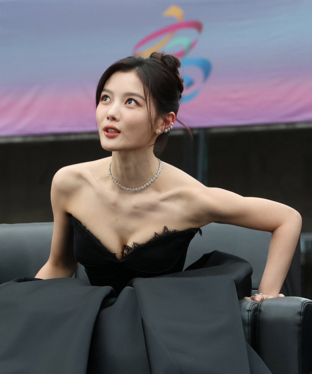 kimyoojungrose's tweet photo. Here are some cute pictures of our baby Jung at the 2025 AAA awards ceremony ❤️ #KimYouJung #KimYooJung #김유정 #AAA2025 https://t.co/GvG7DTYETb
