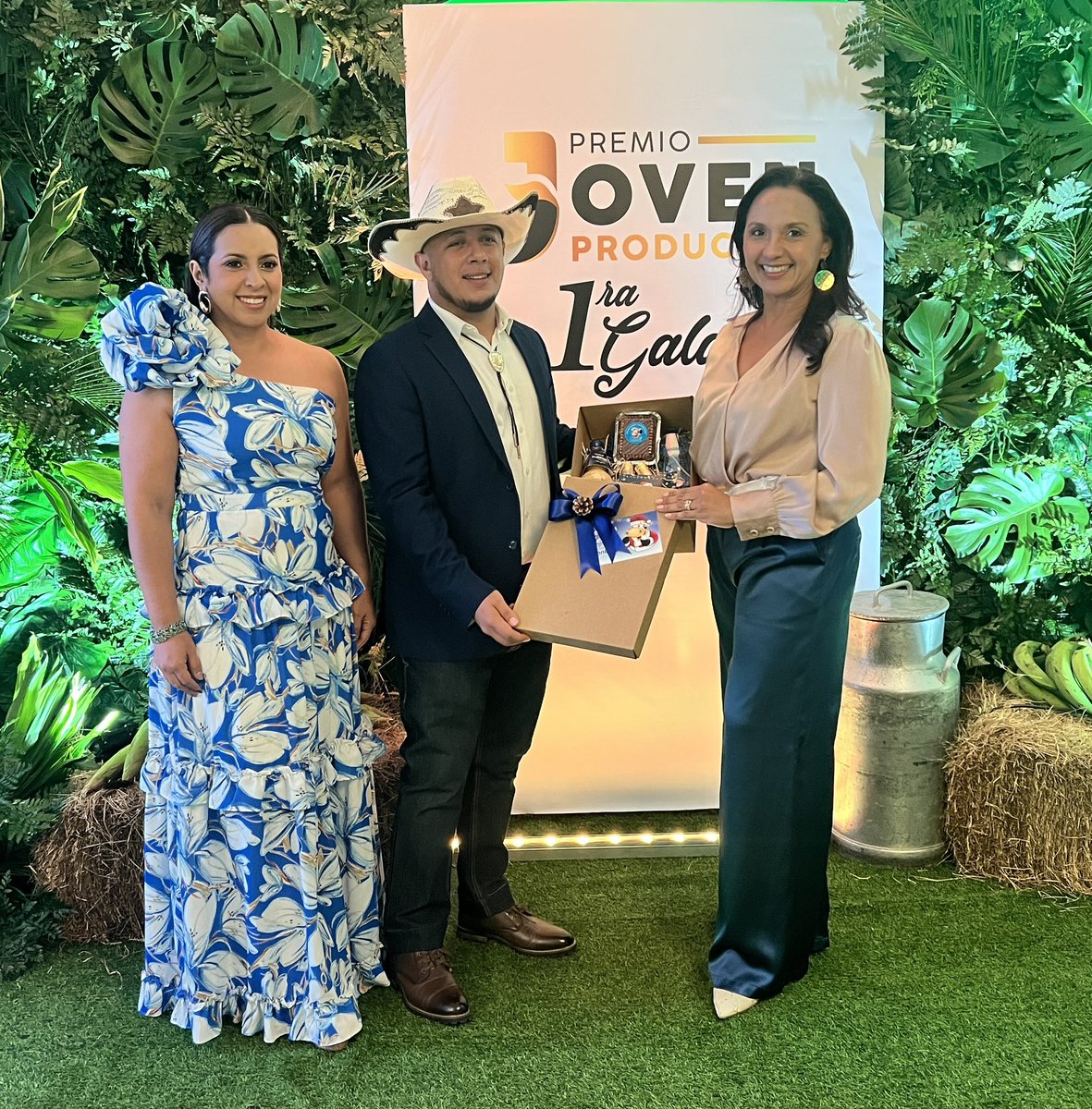 natzarebermudez's tweet photo. En la Primera Gala de @JuventudAgro tuve el honor, como Presidenta de @AnaprolePanama de anunciar al ganador Productor Joven del Año 2025

Felicito a todos los nominados por su compromiso🌱🇵🇦

La juventud es la fuerza que impulsa nuestro futuro

¡Mi admiración para todos! https://t.co/Kg8Y7jiGmA