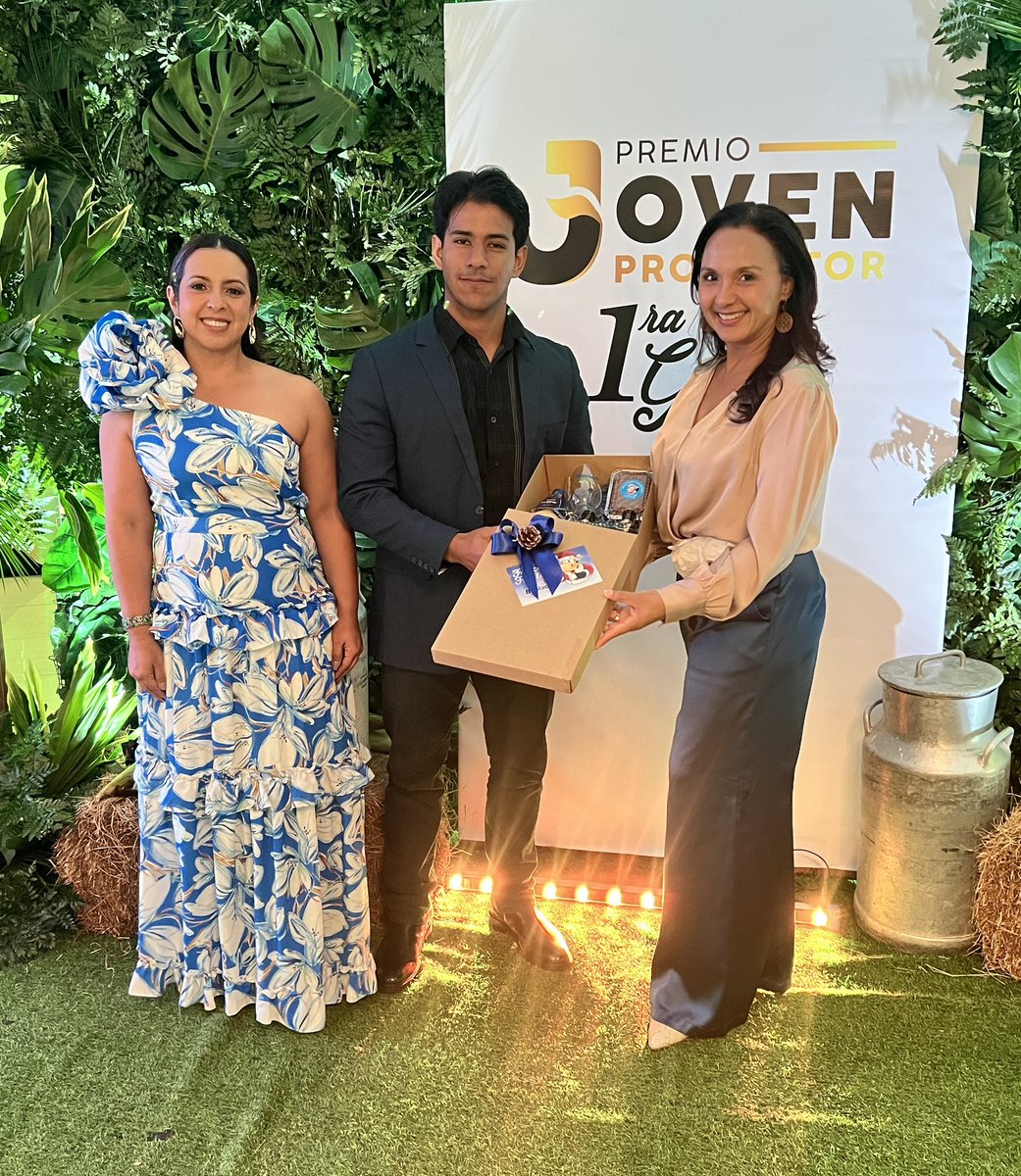 natzarebermudez's tweet photo. En la Primera Gala de @JuventudAgro tuve el honor, como Presidenta de @AnaprolePanama de anunciar al ganador Productor Joven del Año 2025

Felicito a todos los nominados por su compromiso🌱🇵🇦

La juventud es la fuerza que impulsa nuestro futuro

¡Mi admiración para todos! https://t.co/Kg8Y7jiGmA
