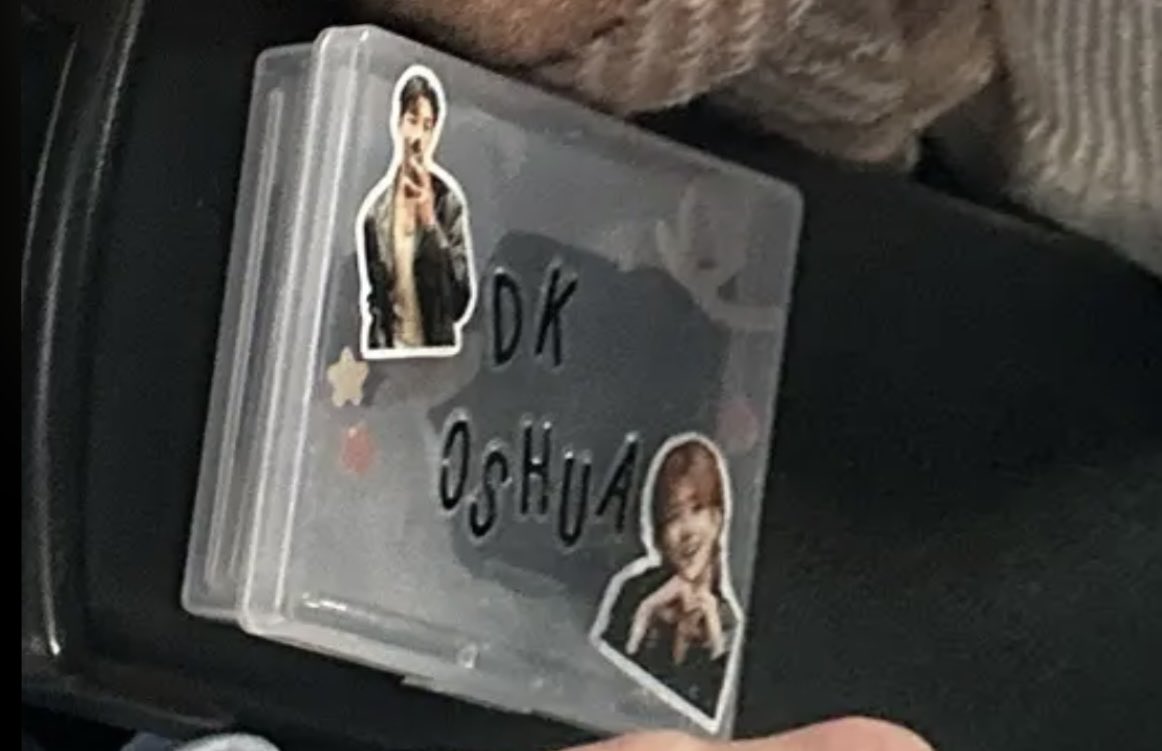 hkd_v2's tweet photo. このオリジナルトレカケース無くしちゃってもし見つけて保管してくれてる人いたら連絡ください🥲🥲🥲
スタンド中央Bの4列目の座席のところで落とした可能性大なので心当たりある方いましたらよろしくお願い致します🙇‍♀️
#SEVENTEEN_NEW_IN_OSAKA 
#SEVENTEEN https://t.co/DywdRO2LJQ