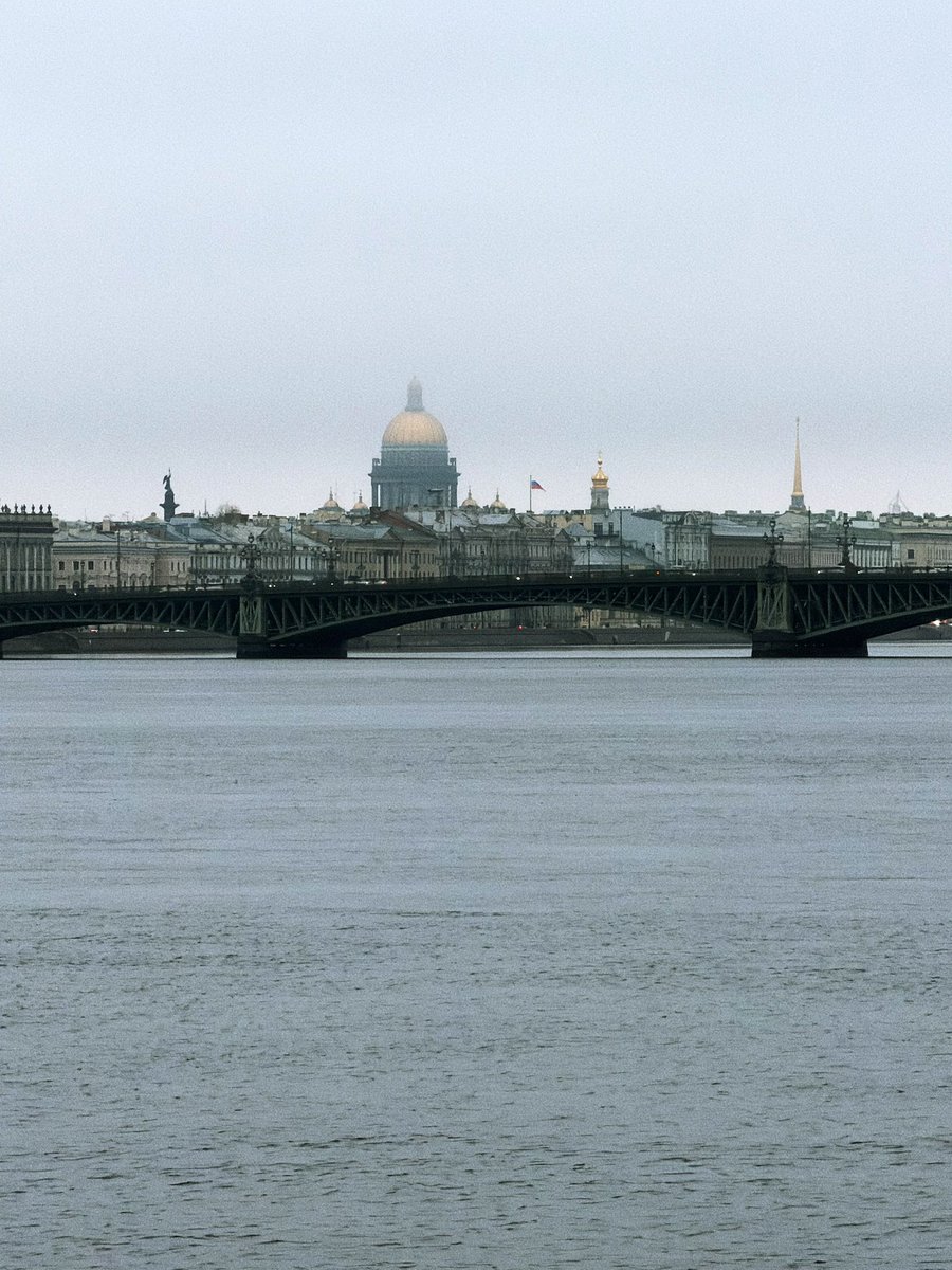 сегодня прямо жарко на улице, ну чисто август — только дороги в говне