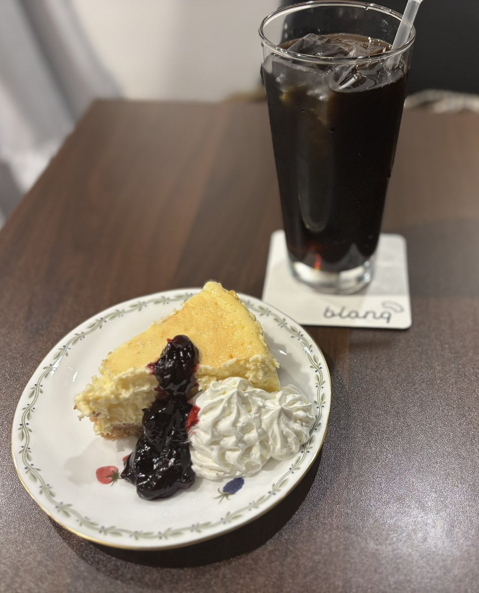 #maid_blanq
ニューヨークチーズケーキ！

めろこさんに
いつもお菓子食べてくレてるけど何が好き？
と聞かれまして
 
個人的にチーズケーキが大好きなので
今日のチーズケーキもとても好きですね！

他で印象に強く残ってるのが抹茶のシフォンケーキかな

でもお世辞じゃなく基本、全部美味しいです！