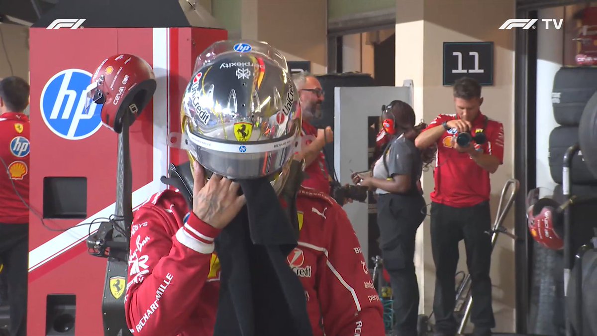 EstagiariodaF1's tweet image. Irmão, é inexplicável a draga que o Hamilton tá passando nessa reta final de temporada. E não vem falar que o cara é bagre. É simplesmente um dos maiores da história da F1, tem mais de 100 vitórias e 100 poles.