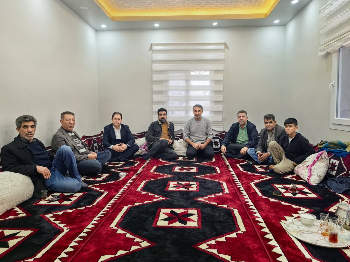 📍Kırsal Mahalle Hane Ziyareti 

İlçe Başkanımız Selahaddin Eyyüb Toprak, yönetim kurulu üyelerimiz ile birlikte
Gölcük kırsal mahallemizde ikamet eden İlyas Akaydın Bey’i hanesinde ziyaret ettiler.

Samimi bir atmosferde gerçekleşen ziyarette,
Cumhurbaşkanımız Sayın Recep Tayyip