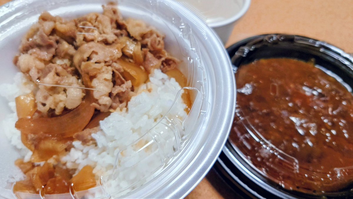 cat_so1126's tweet photo. テイクアウトの待ち時間で店内放送きいてきたー
ドズル社さんとのコラボのおかげで松屋さんのカレーの美味しさを知ってしまった😎 https://t.co/OdEuUHeSt1