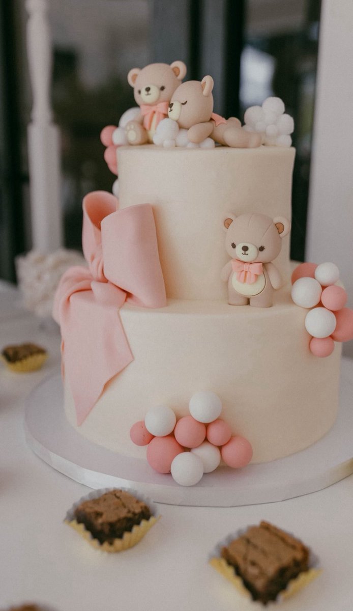 What are you celebrating this weekend? 👶🏻

📸 @alwayshungrymel 

#EddasCakes