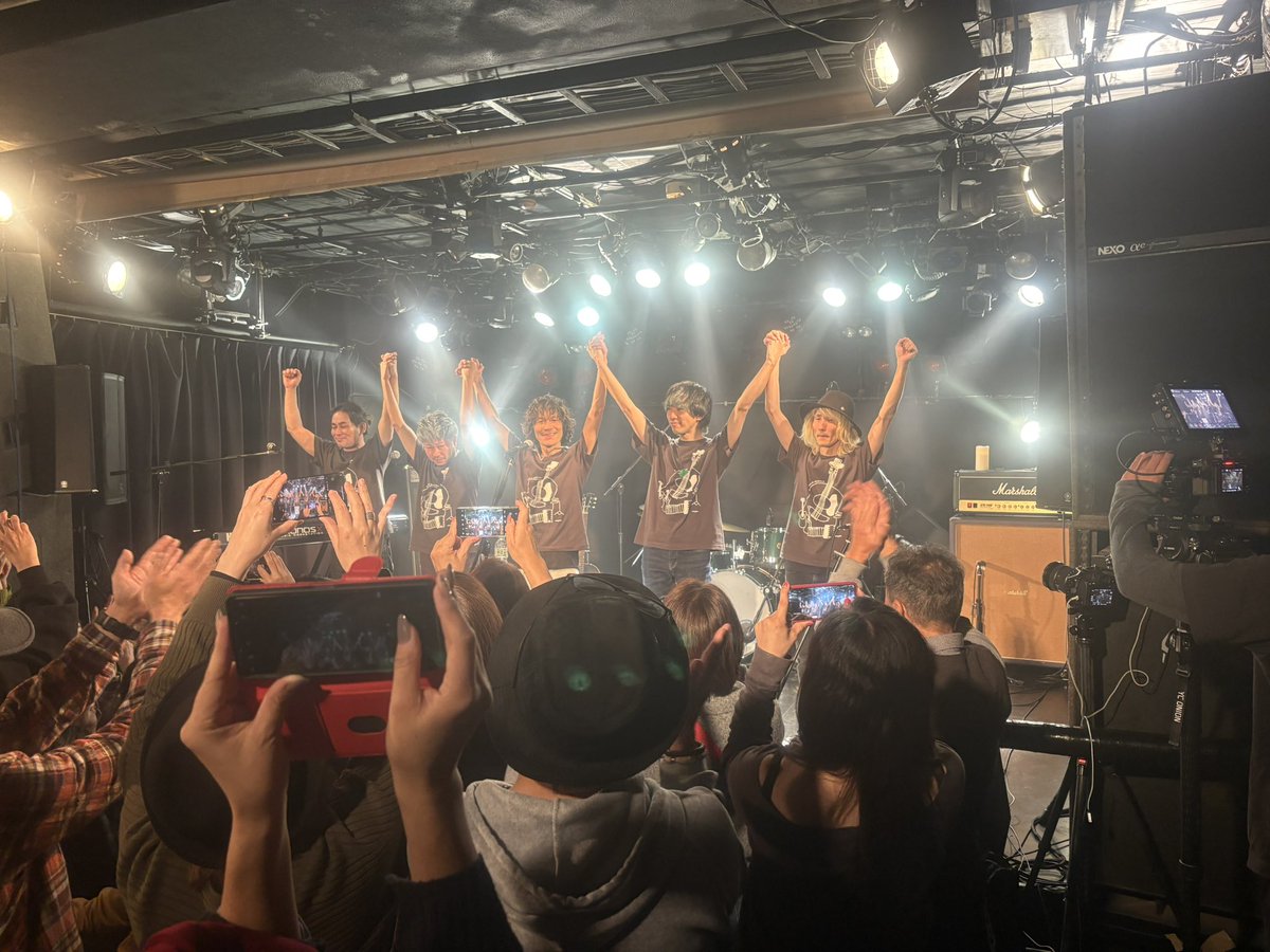 鈴木ナオトバンド
ワンマンライブを観に
秋葉原GOODMANへ。

ナオトさんライブは
20年くらい前から観ている中で
今が一番乗ってる、
まだまだ進化をし続ける感じに
胸が熱くなりました。

バンドの皆さんと演奏以外での
掛け合いも絶妙。

音楽っていいなとつくづく思う
素晴らしいワンマンでした！