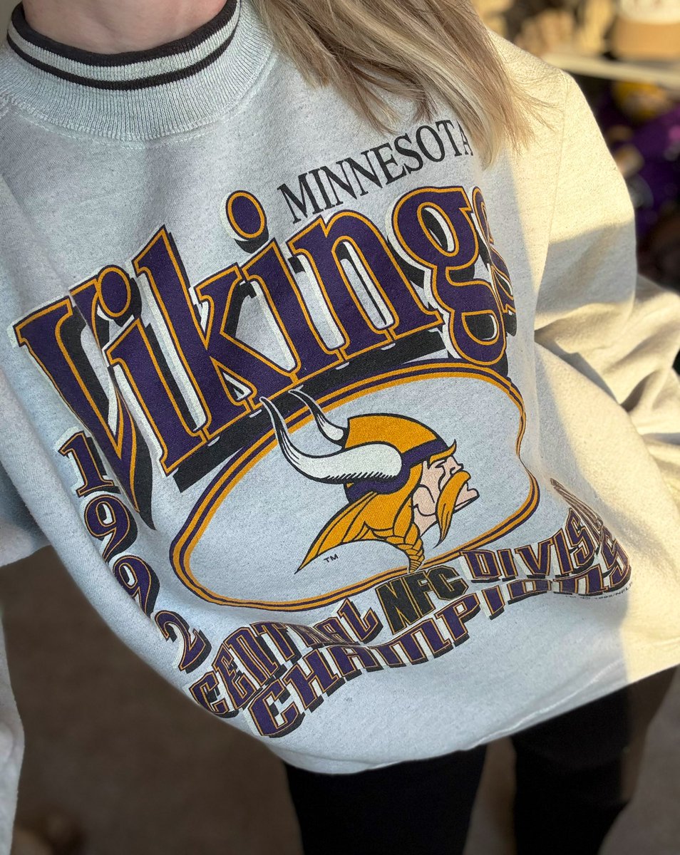 Don’t care how bad my team is doing—I will never pass up a cool vintage Vikings sweatshirt✨