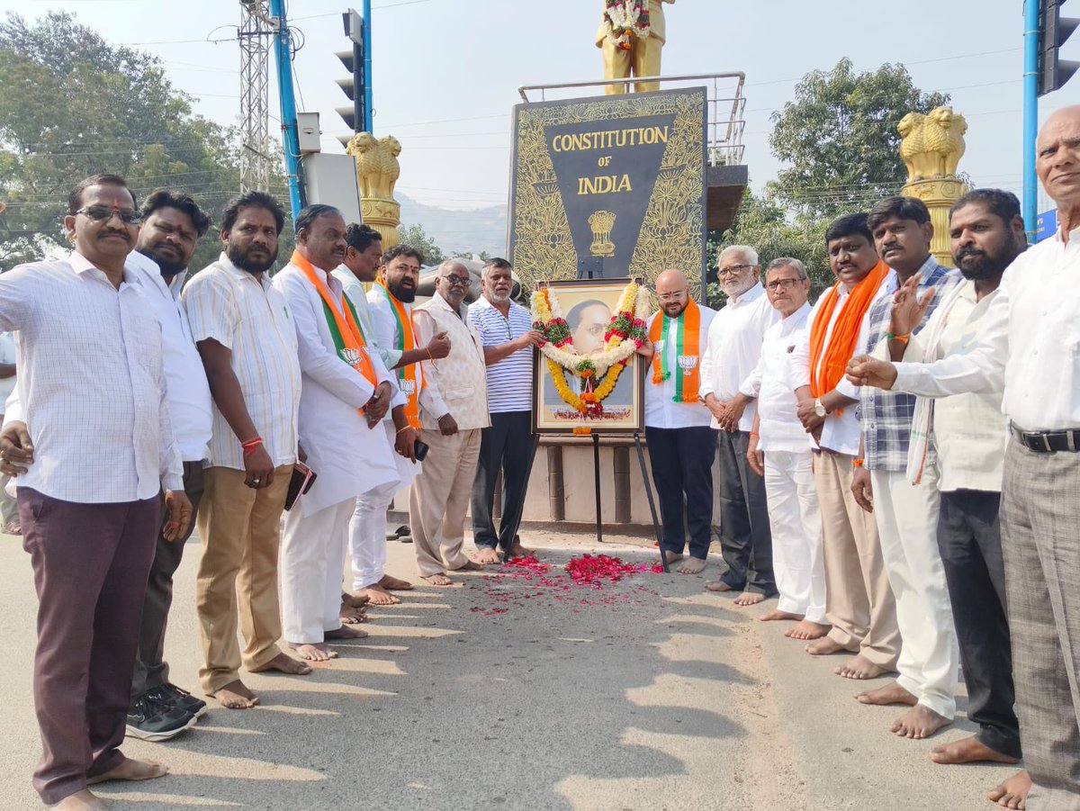 GoliForBJP's tweet photo. డా. బాబా సాహెబ్ అంబేద్కర్ గారి వర్ధంతి సరదర్భంగా వారి విగ్రహానికి పూలమాల వేసి నివాళులు అర్పించిన బిజెపి జిల్లా అధ్యక్షులు నాగం జనార్ధన్ రెడ్డి గారు, కిసాన్ మోర్చా జాతీయ నాయకులు గోలి మధుసూదన్ రెడ్డి గారు మరియు నాయకులు, కార్యకర్తలు https://t.co/tMdDCHPEAE
