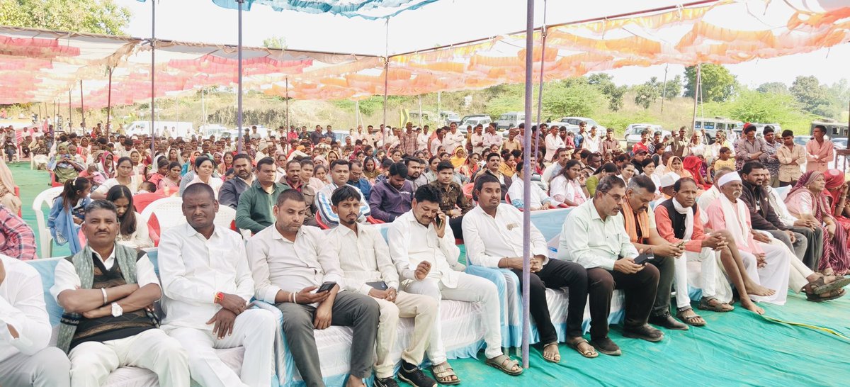 maheshbhuriya's tweet photo. આ શુભ પ્રસંગે સાંસદ શ્રી જસવંતસિંહ ભાભોર સાહેબ , જિલ્લા પંચાયત સદસ્ય શ્રીમતી શીતલબેન વાઘેલા, જિલ્લા પંચાયત સદસ્ય શ્રી અતુલભાઈ પરમાર, તાલુકા પંચાયત પ્રમુખશ્રી, સરપંચશ્રીઓ તેમજ મોટી સંખ્યામાં ગ્રામજનો ઉપસ્થિત રહ્યા હતાં. https://t.co/8dYnGnOt8G