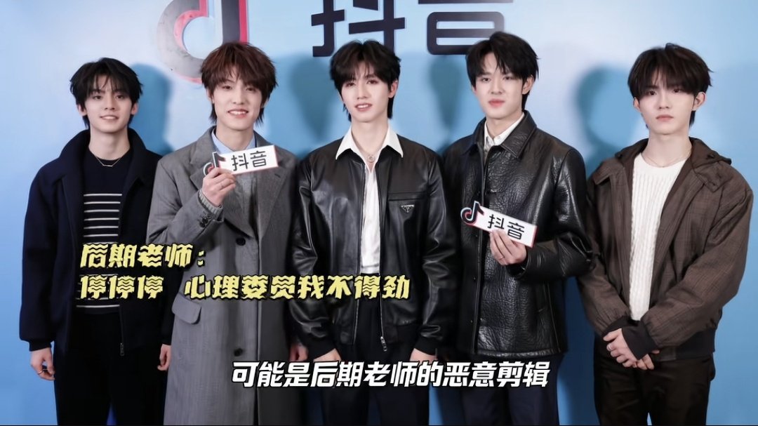 เค้าถามน้องท็อปว่ายอมรับมั้ยว่าพ่กเตงๆร่วมใจกันเล่นตุกติกเวลาเล่นเกม
พิจู: ไม่ยอมรับครับ ผมว่าพวกเราทำไปแบบสมเหตุสมผลอยู่นะ ปกติแล้วพวกเราจะไม่เล่นตุกติกกัน
น้องเป่า: พวกเรายึดค.ยุติธรรมเป็นหลักอยู่แล้ว ที่ทุกคนเห็นอาจจะเป็นการตัดต่อให้ดูไม่ดีจากเหล่าซือหลังบ้านครับ