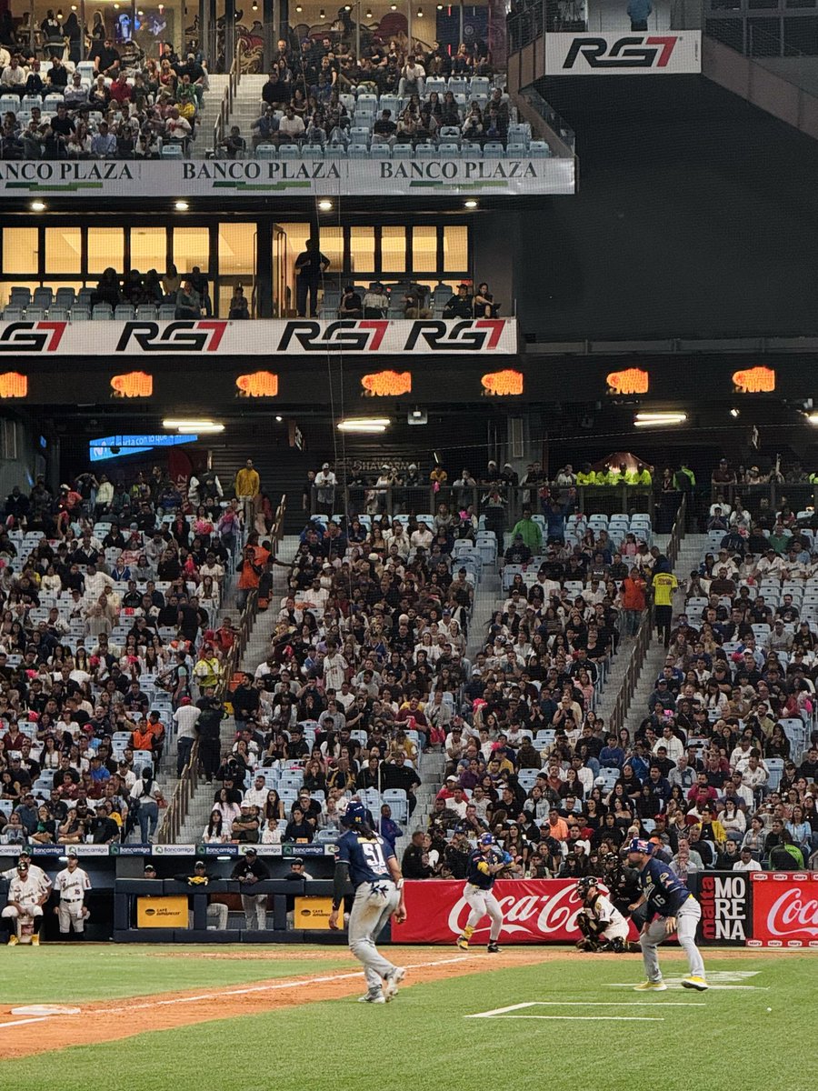 Raaibelis's tweet image. Anoche me di cuenta que a los 2 Caracas Magallanes que he ido esta temporada, son casualmente las 2 veces que Magallanes ha perdido, uno en Valencia y otro en el monumental. 

Prometo que ya no iré más 😂😂😂😂