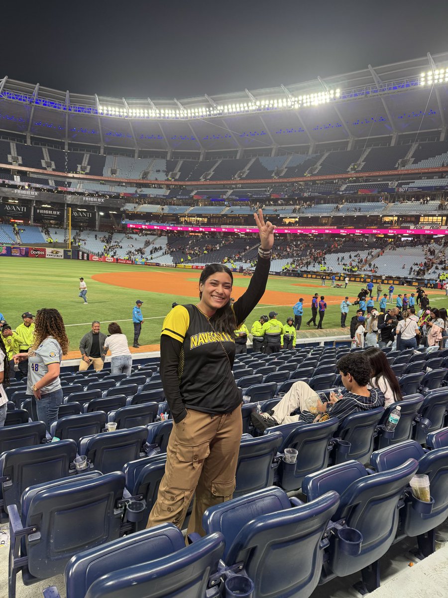 Raaibelis's tweet image. Anoche me di cuenta que a los 2 Caracas Magallanes que he ido esta temporada, son casualmente las 2 veces que Magallanes ha perdido, uno en Valencia y otro en el monumental. 

Prometo que ya no iré más 😂😂😂😂