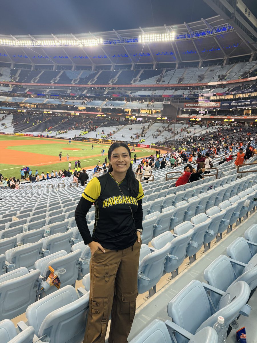 Raaibelis's tweet image. Anoche me di cuenta que a los 2 Caracas Magallanes que he ido esta temporada, son casualmente las 2 veces que Magallanes ha perdido, uno en Valencia y otro en el monumental. 

Prometo que ya no iré más 😂😂😂😂