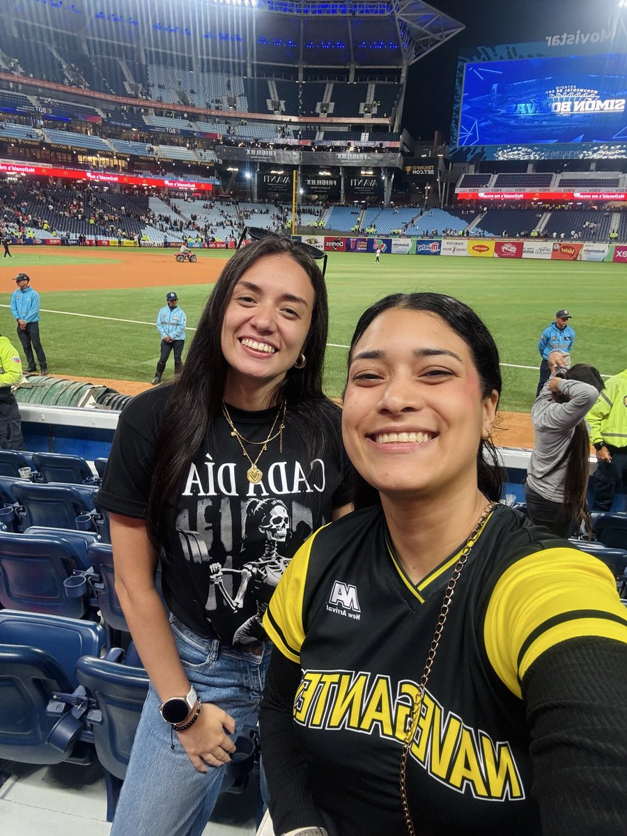 Raaibelis's tweet image. Anoche me di cuenta que a los 2 Caracas Magallanes que he ido esta temporada, son casualmente las 2 veces que Magallanes ha perdido, uno en Valencia y otro en el monumental. 

Prometo que ya no iré más 😂😂😂😂