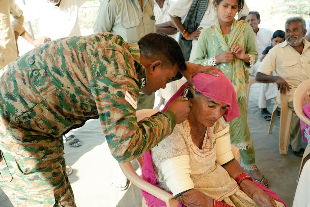 KonarkCorps's tweet photo. "Empowering Lives, Strengthening Borders"
Upholding the ethos of service & commitment, #KonarkCorps organised a #MedicalCamp offering vital checkups & early treatment to villagers of #Balewa in #Barmer district of #Rajasthan.
An Outreach Programme was also conducted at 'Government School, Balewa' to motivate youth towards 'Discipline & Patriotism' & '#IndianArmy as a Way of Life'.
#SouthernCommand
#BograBrigade
#NationBuilding
@adgpi
@IaSouthern
@PRODefRjsthn