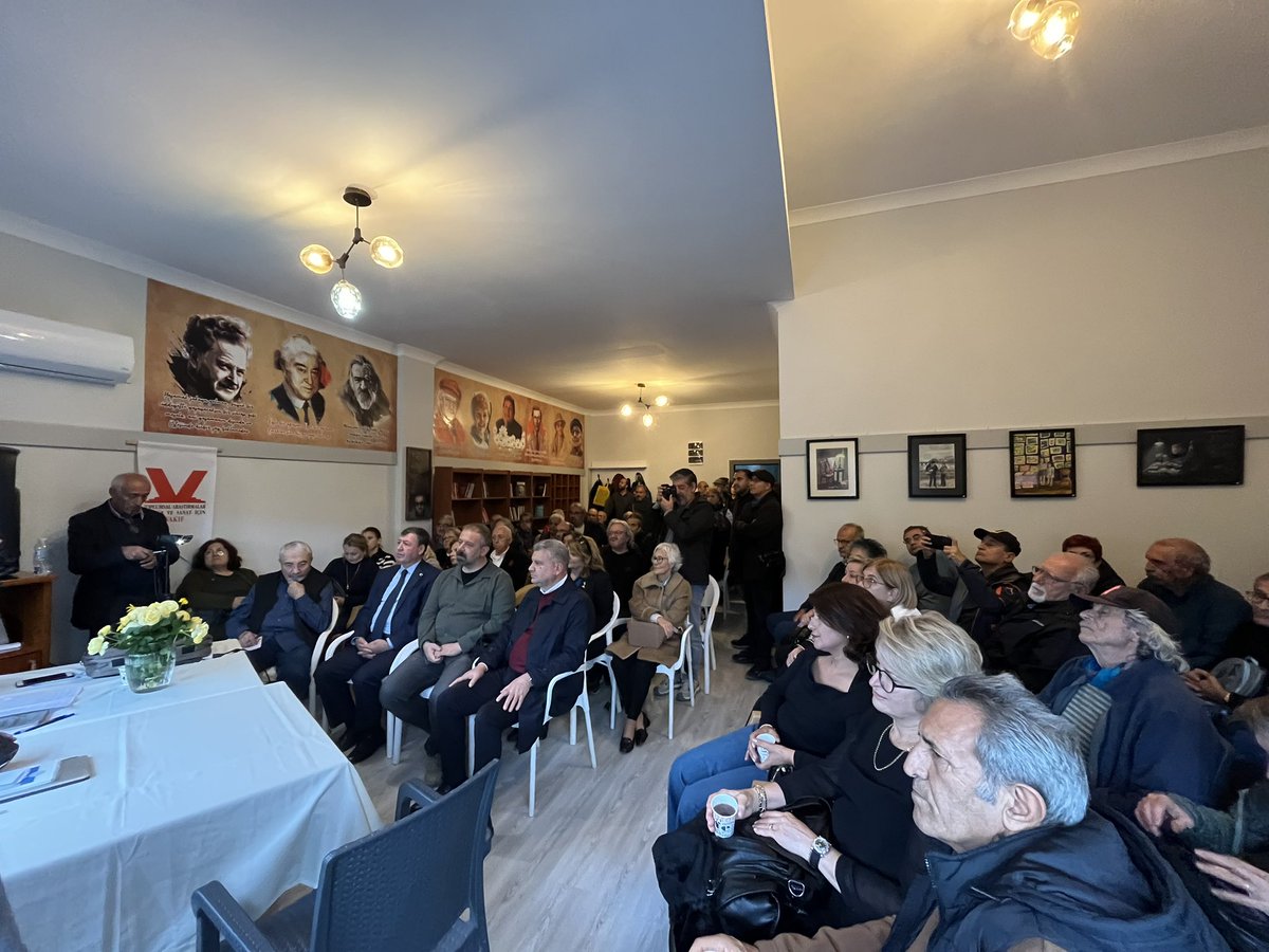 Oğuzhan Müftüoğlu’nun “Yol Ayrımına Doğru Türkiye” söyleşisi ile başlayan TAKSAV Edremit açılışına Sol Genç Çanakkale olarak katılım sağladık.⭐️

Aynı yoldan yürüyenlerin omuz omuza durduğu her yerde umut yeniden filizlenir. Yolumuz açık olsun!✊🏻