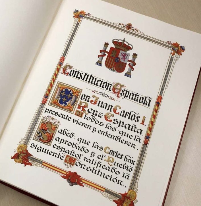 La Constitución fue el tratado de paz que puso fin a los enfrentamientos y selló la reconciliación entre españoles. El consenso que la inspiró, del que todos somos partícipes, ha propiciado bienestar, libertad e igualdad.
Cuidémosla con respeto y gratitud.