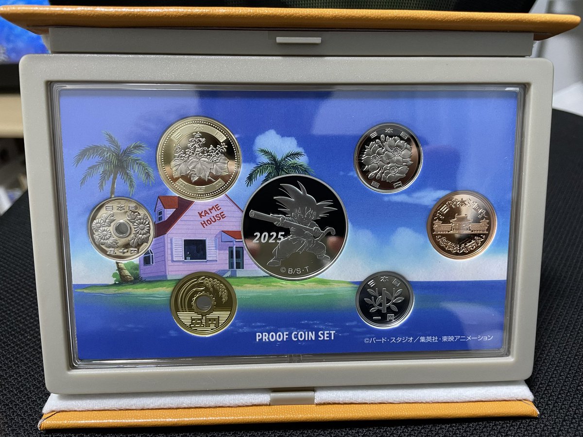 5円玉が逆に入っている！って思ったけどこれが正しいらしい。絵柄がある方がおもて、年号が書いてあるのが裏。5円玉だけちょっと紛らわしい。ドラゴンボールの コイン、ファンにとっては最強アイテム❤️ #ドラゴンボール40周年記念2025プルーフ貨幣セット