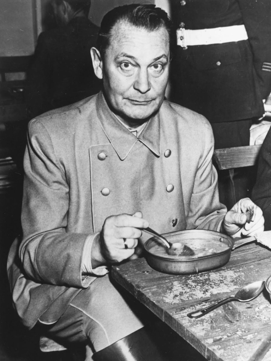 adrianagiurgiu's tweet photo. Aflat deja în închisoare în timpul Procesului de la Nürnberg, Hermann Göring a acordat un interviu psihologului Gustav Gilbert.

Göring a spus următoarele:

„Desigur, oamenii nu doresc războiul. De ce ar pofti un biet țăran neînsemnat să-și riște viața, când cel mai bun lucru pe care-l poate obține dintr-un război este să se întoarcă teafăr la ogorul său?

Fără îndoială, poporul nu vrea război. E limpede că nimeni nu dorește război nici în Rusia, nici în Anglia, nici în America, ba nici măcar în Germania. Este evident.

Însă, în cele din urmă, politica este hotărâtă de conducătorii țării. Iar a face poporul să sprijine această politică este un lucru de nimic. Și nu contează deloc dacă este vorba despre o democrație, un regim comunist, un parlament sau o dictatură fascistă.”

La acestea Gilbert i-a replicat:

„Totuși, într-o democrație există o diferență — poporul are posibilitatea de a se exprima prin reprezentanții săi aleși.”

La care Göring a răspuns:

„Desigur, sună foarte frumos, dar fie că poporul are un glas sau nu, el poate fi oricând constrâns la supunere. Este foarte simplu: trebuie doar să i se spună că este atacat. Iar apoi să fie acuzați pacifiștii de lipsă de patriotism și de faptul că pun țara în primejdie. Acest lucru funcționează în orice țară.”

18 aprilie 1946, citat din jurnalul lui Gilbert, „Nürnberger Tagebuch” ( „Jurnalul de la Nürnberg” ).