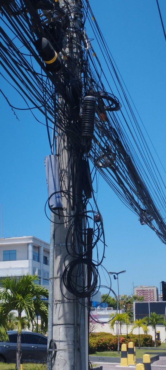 cabpessoa's tweet photo. Poluição visual na Barra da Tijuca / Rio https://t.co/JnBFYLoxDH