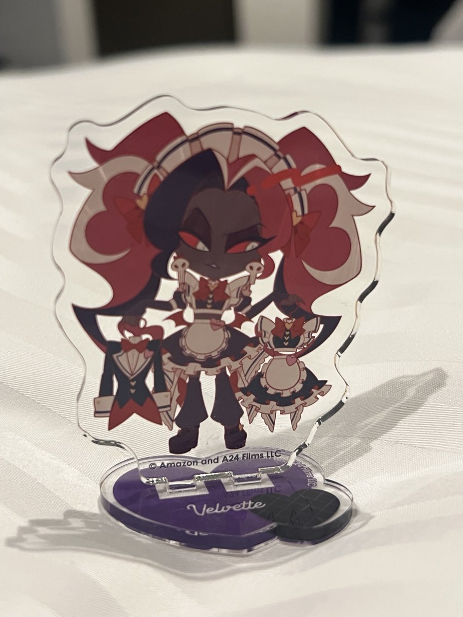 1日目にハズビングッズ購入待機列の人たちを散々いじってたら

2日目に「ヴェルヴェット好きって言ってましたよね！」ってコラボカフェのアクスタ頂いちゃった、ありがとうございます🥹