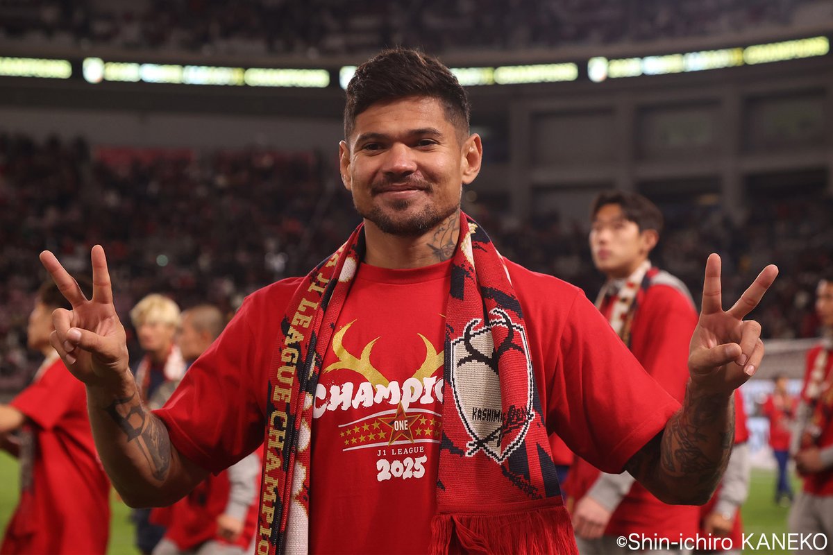 SoccerKingJP's tweet photo. 🇯🇵取材記事🇧🇷
J3琉球から始まった挑戦…9年の時を経てJ1優勝＆得点王に！レオ・セアラ「あの時の経験があったからこそ」
https://t.co/i5ECn6jE0f

🗣️編集部より
「レオ・セアラは琉球、横浜FM、C大阪、そして鹿島と4クラブでプレー。改めて日本でのキャリアを振り返りました」 https://t.co/npJDAuGmW1