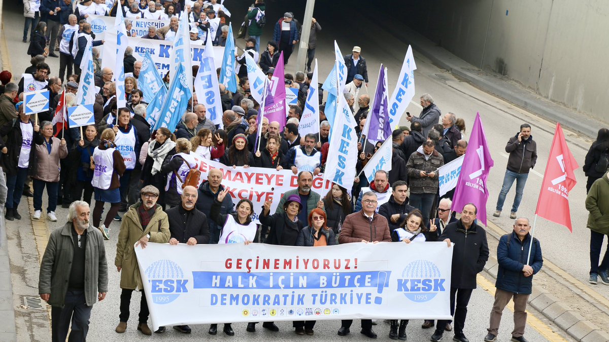 KESK1995's tweet photo. Yurttaş Birlikteliğinin çağrıcısı olduğu "Emeklinin ve Emekçinin Bütçe Hakkı" mitingine KESK olarak katılım sağladık. Eş Genel Başkanımız Ahmet Karagöz gerçekleştirdiği konuşmada: “Biz sadece kendimiz için değil, herkes için;
Gündüzleri işsiz kalınmayan, geceleri aç yatılmayan bir ülke istiyoruz.
Emekten- Halktan yana bir bütçe demokratik bir Türkiye istiyoruz.” dedi