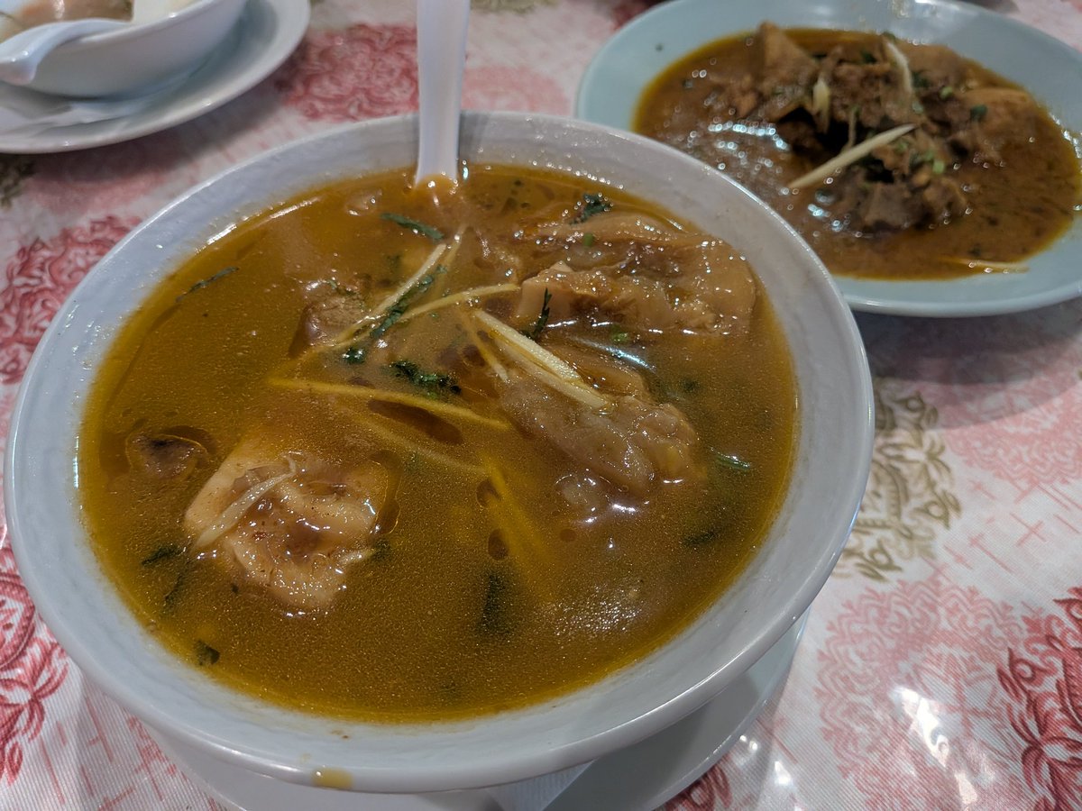 野田市 メヘマーンサラエ。アルビーゴーシュトとビーフパヤ。パヤうまし。パヤにはティンナーン（ゴマ）が最高とのことなのでそれで。ゴマナンだけどログニナーンとは違うらしい。しかしスペルが分からないためググっても出てこない。超ブッフェは混んでいそうで、いまだ二の足をふんでいる。