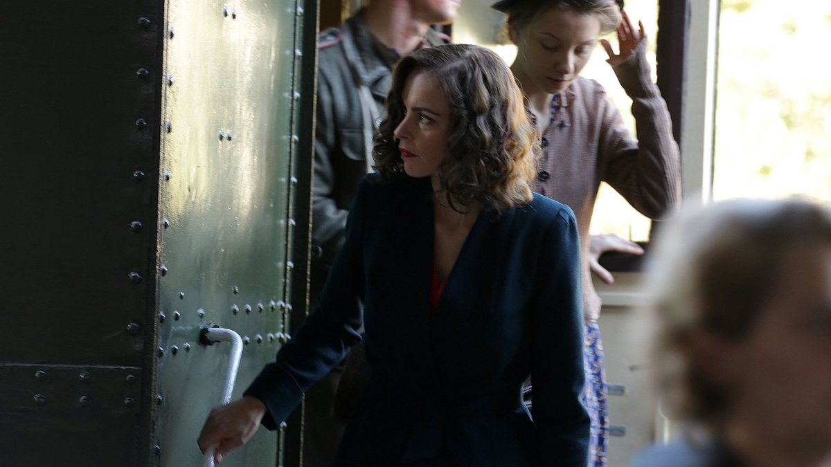 irememberwhehn's tweet image. 피닉스!!
봤다
확실히 페촐트 영화가 나한테 잘 맞는 듯
근데 어파이어도 그렇고 남자주인공 왤케 짱나게 만드시나요..
단순히 남편을 딛고 앞으로 나아가는 여자의 이야기가 아니라 
아무리 눈을 감아도 역사는 각 개인에게 새겨져 존재한다는 메세지를 주는 영화엿슴
아우슈비츠 전과 후 넬리의 정체