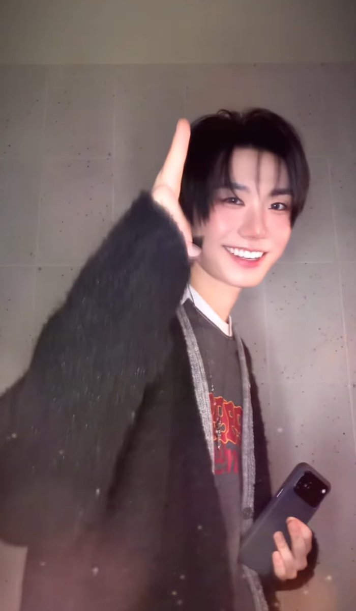 I'm not kidding he has the most beautiful smile in the world 🫠