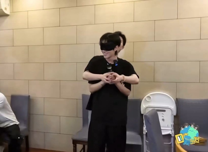 kidding aside, I love how eliot seems to trust qiuqiu completely while he’s blindfolded. there’s no tension in his body at all, he just lets qq guide him and gently pull his arms wherever he needs to go. the way he even leans on him without hesitation feels so natural and safe 🫶