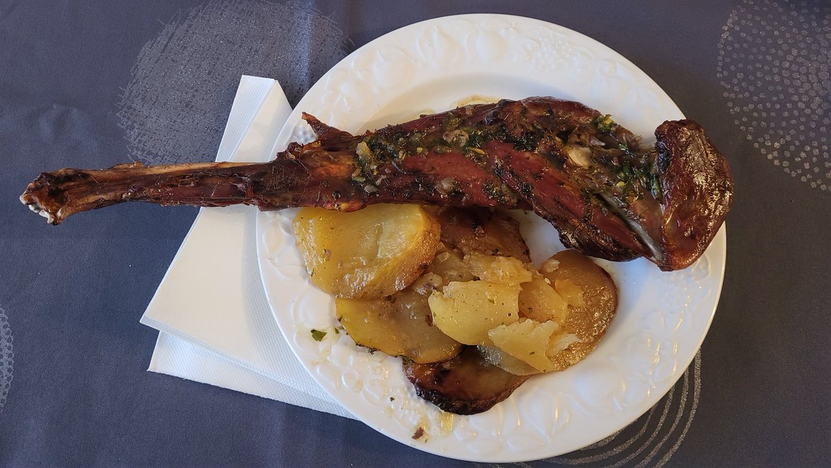 La caza no es caza sin su aprovechamiento culinario. Aquí nos comparte <a href="/Pacus911/">Pacus 3.0</a> una rica paletilla de corzo al horno. 

#cazadoresenyoutube #caza