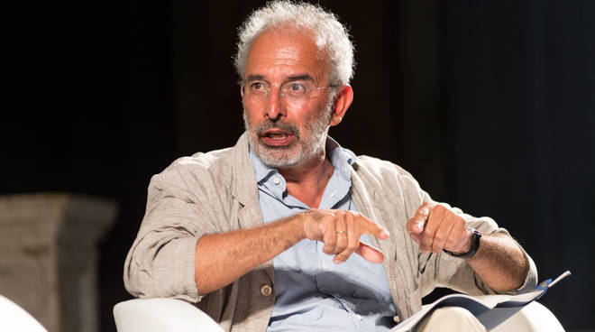 «Caro Graziano Delrio, e se uno porta dei maiali a orinare sul terreno destinato alla costruzione di una moschea? E se una scrive, in odio ai rom, "Siete nomadi, tornatevene a nomadare"? Che fai, promuovi disegni di legge appositi contro l'islamofobia e l'antiziganismo?
Ma non ti