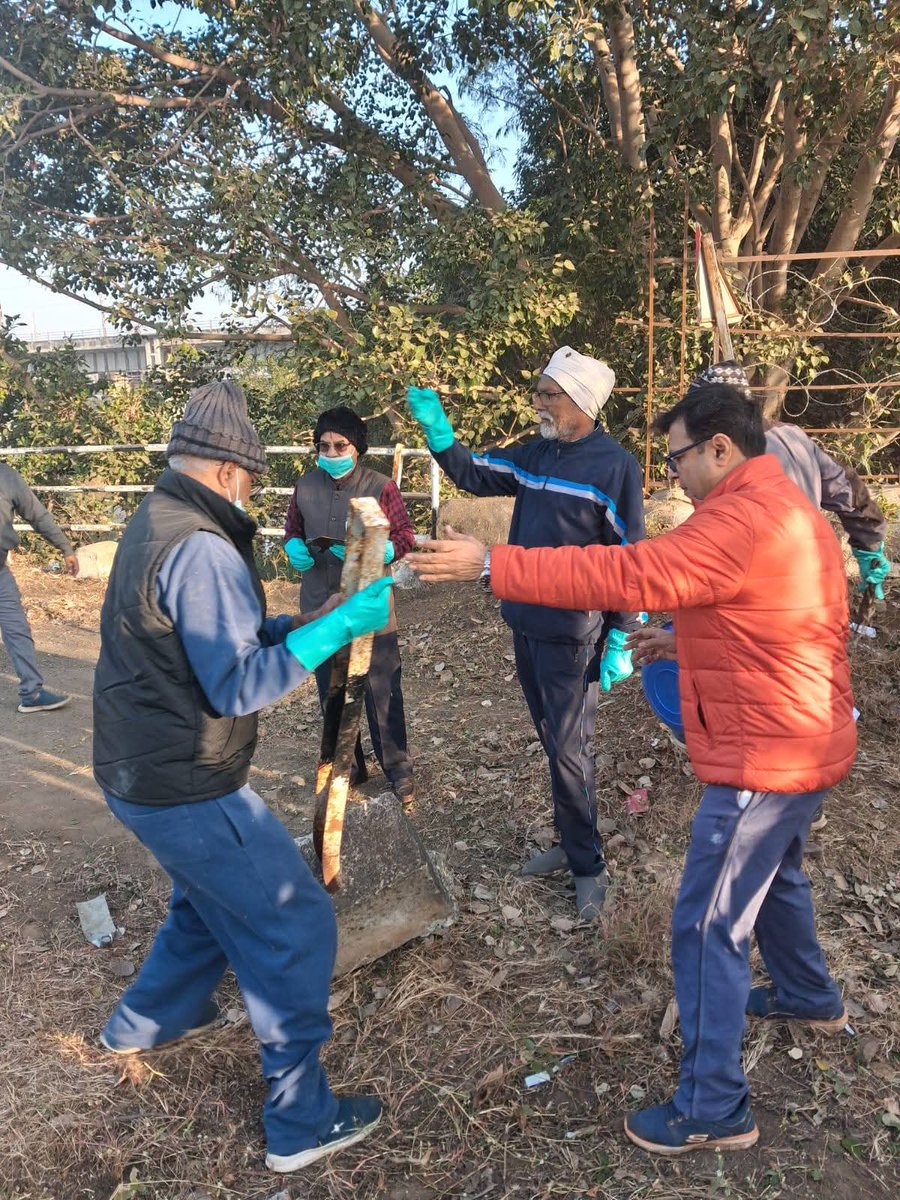 विदिशा की विरासत सहेजने शहर के गणमान्य नागरिकों के साथ सभी संस्थाओं ने उठाया बेड़ा, रंगई स्थित पुराने पुल पर किया श्रमदान, इंटेक विदिशा, बेतवा उत्थान, विरासत समूह,बाल बिहार कल्याण,पाठक न्यास, आदि के साथ सहभागिता की 
#विरासत
<a href="/blsanthosh/">B L Santhosh</a>