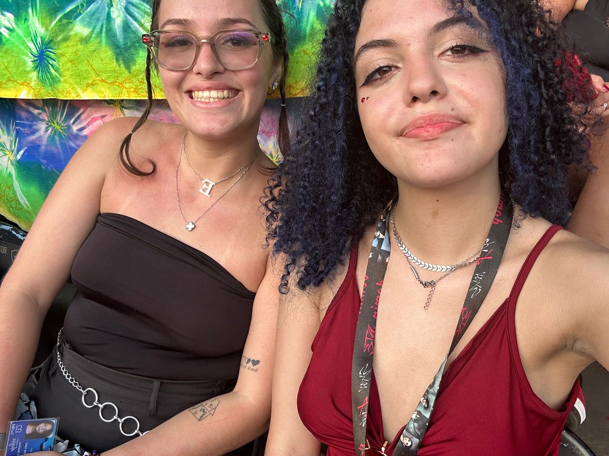 _estherD9's tweet photo. @rockinrio Sou stay a 3 anos, por causa da minha irmã entrei nesse mundo e me apaixonei eu nunca fui em nenhum RIR por condições financeiras e meu sonho sempre foi pelo menos um Dia ver esse mundo de perto.Fiz loucuras esse ano pra comprar o Rio Card. Seria cômico ganhar! #AnoDeRockinRio https://t.co/EiCnEC8U6k