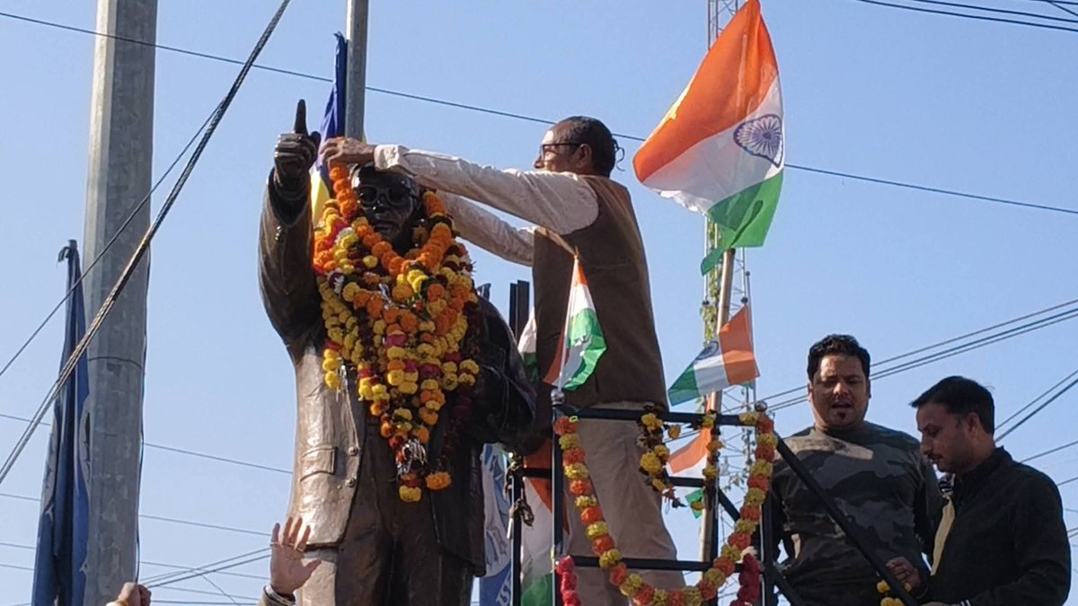 सामाजिक न्याय के प्रणेता, भारतीय संविधान के शिल्पी, भारत रत्न, श्रद्धेय बाबा साहेब डॉ. भीमराव अंबेडकर जी की पुण्यतिथि  पर उनकी प्रतिमा पर माल्यार्पण क़र उनके चरणों में श्रद्धासुमन अर्पित किये....

<a href="/blsanthosh/">B L Santhosh</a>