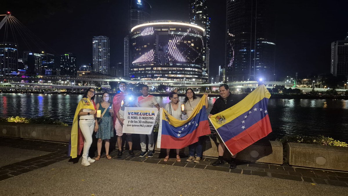Sinmordaza's tweet photo. 🇦🇺 Brisbane y Perth se unen al llamado por la paz y la libertad.
La diáspora venezolana sale hoy a las calles para apoyar a María Corina Machado, Premio Nobel de la Paz, y alzar la voz por un país libre.
Desde Australia, Venezuela late más fuerte que nunca💛💙❤️
#ElNobelEsNuestro https://t.co/YFfYYUHwwW