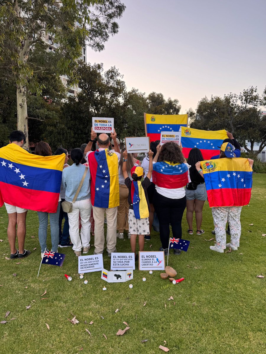 Sinmordaza's tweet photo. 🇦🇺 Brisbane y Perth se unen al llamado por la paz y la libertad.
La diáspora venezolana sale hoy a las calles para apoyar a María Corina Machado, Premio Nobel de la Paz, y alzar la voz por un país libre.
Desde Australia, Venezuela late más fuerte que nunca💛💙❤️
#ElNobelEsNuestro https://t.co/YFfYYUHwwW