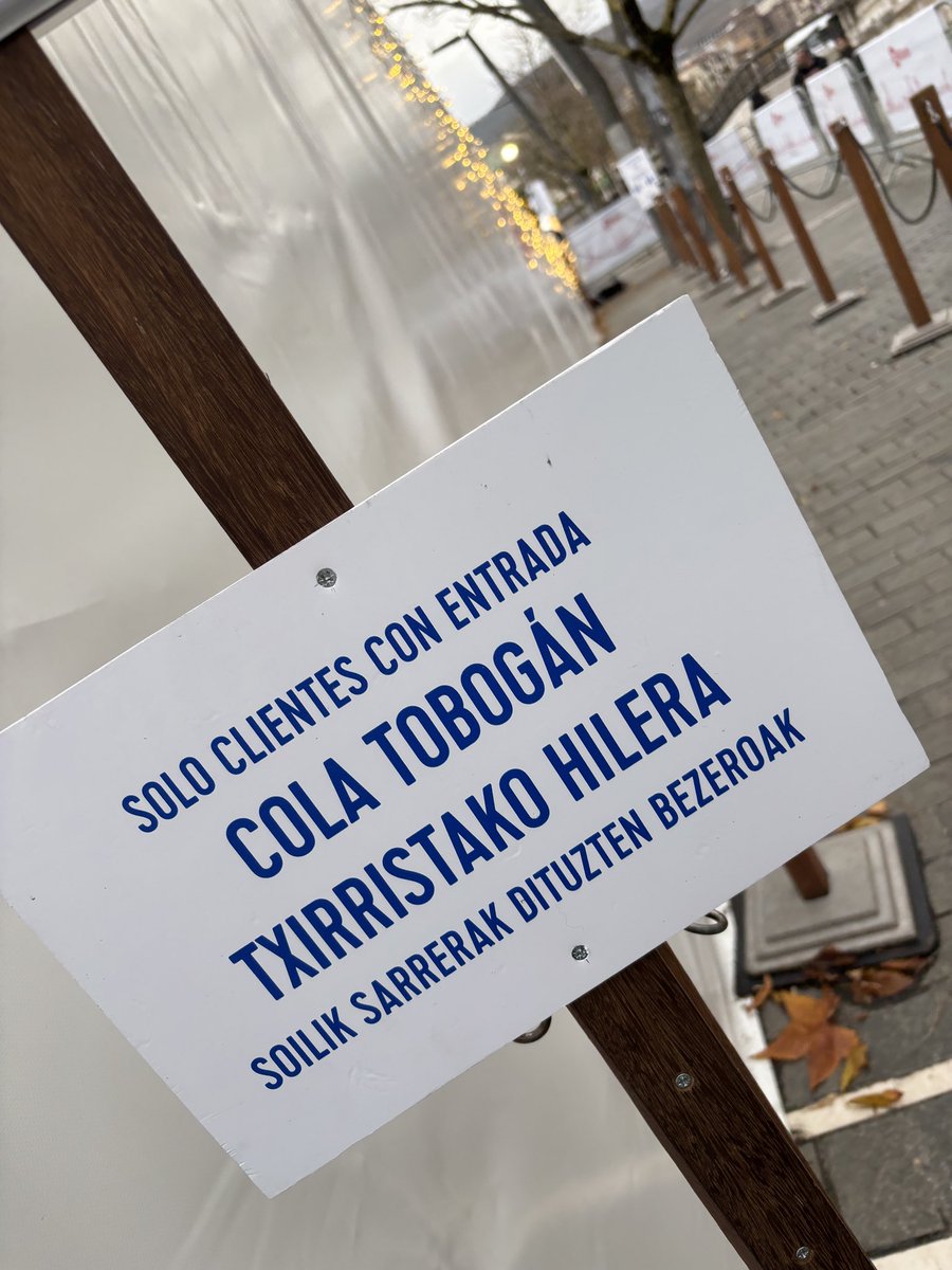 andrestxu's tweet photo. Hilera? Ilara? #bilbaogabonak @bilbao_udala @behatokia https://t.co/VfidMTSBqd