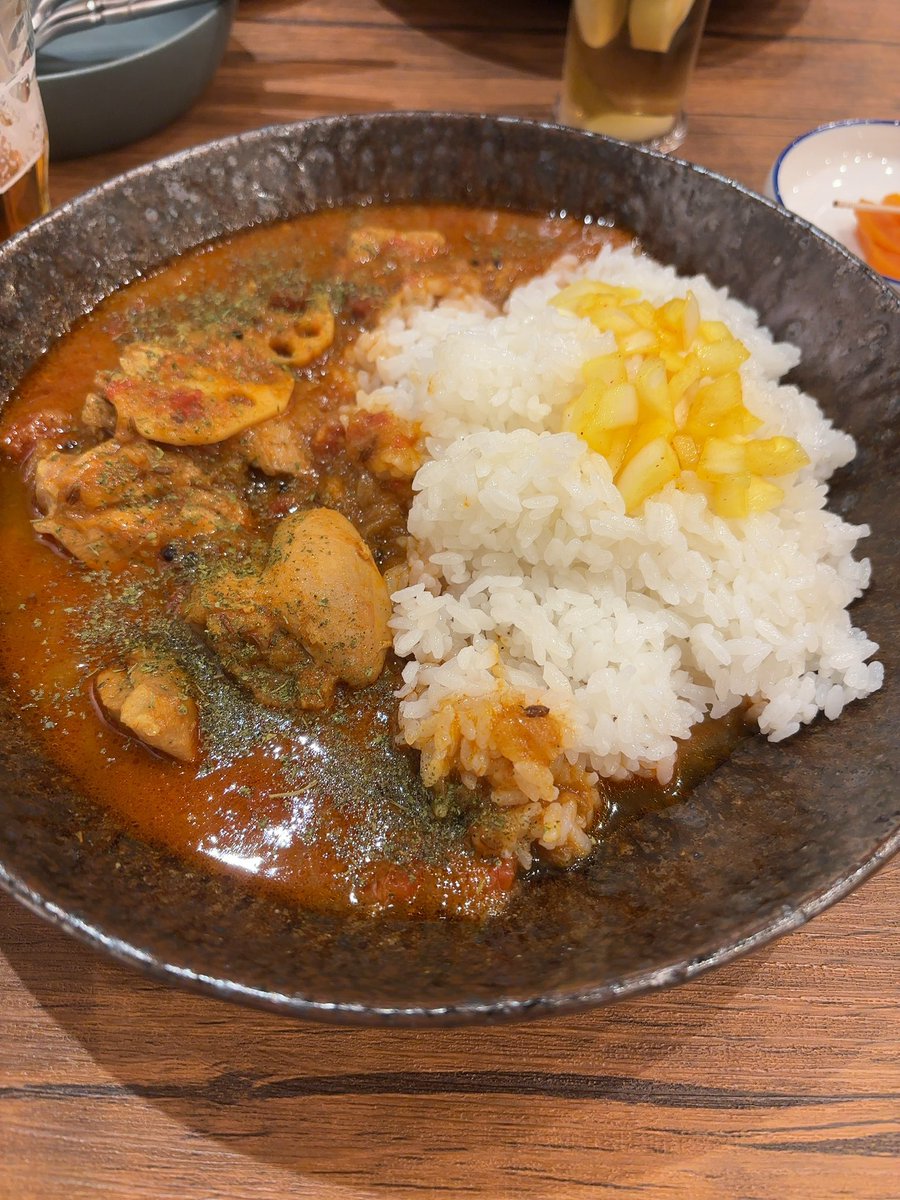 近くの商店街に好みのカレー屋さんを見つけた。
ポークとチキンの2種類だけで勝負しているのも良い。